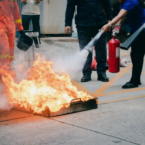 Praktische Löschübung während einer Brandschutzschulung